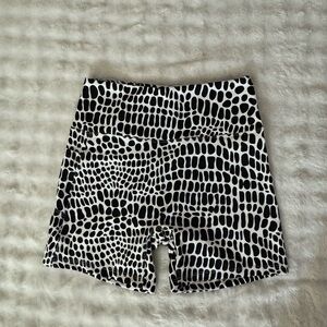 Hebrew shell active shorts - local motion